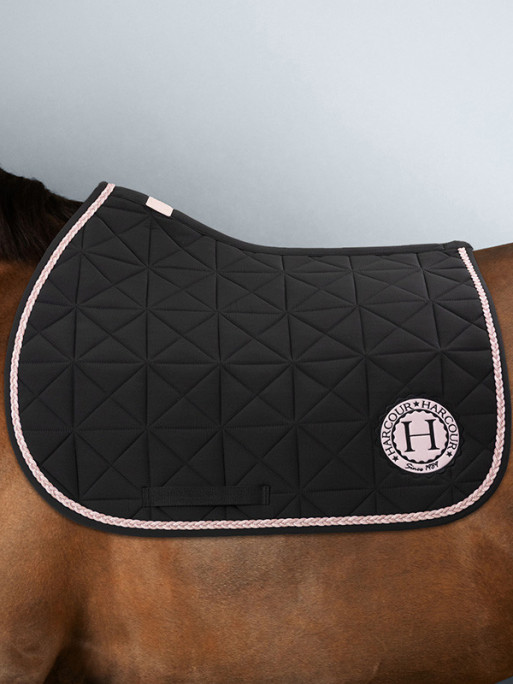 Tapis de selle Suze CSO Octobre Rose Harcour Tapis de selle Suze CSO Octobre Rose Harcour